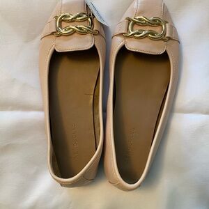 AEROSOLES Women's Cream Loafers with Gold Chain